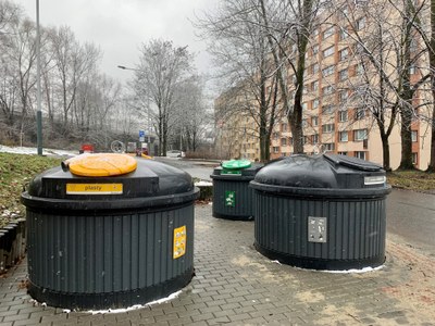 Polopodzemní kontejnery na sídlišti Kamenec