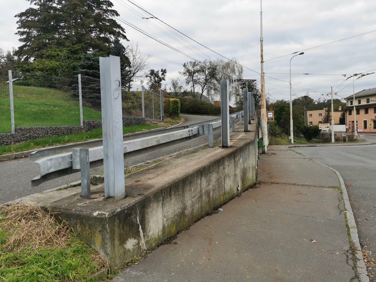 Protihluková stěna u točny trolejbusů v Koblově byla stržena