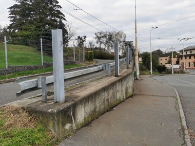 Protihluková stěna u točny trolejbusů v Koblově byla stržena