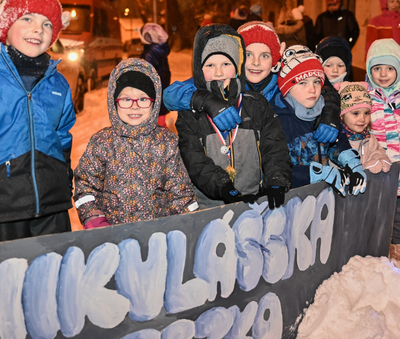 Proudy dětí na muglinovské Mikulášské stezce