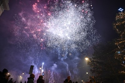 Silvestr s ohňostrojem před slezskoostravskou radnicí