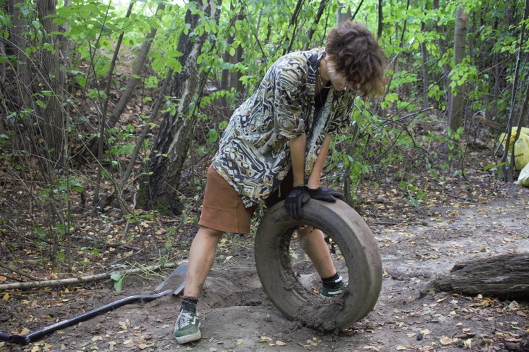 Úklid na haldě Ema