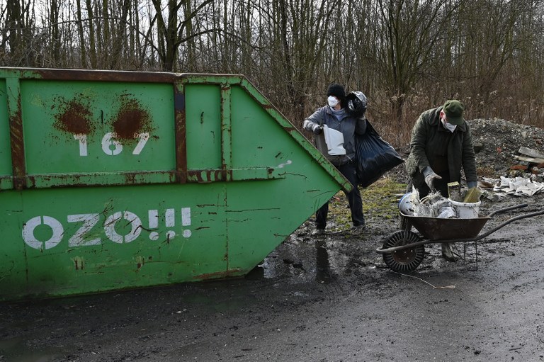 Úklid okolo rybníku na počest ředitele zoo Petra Čolase