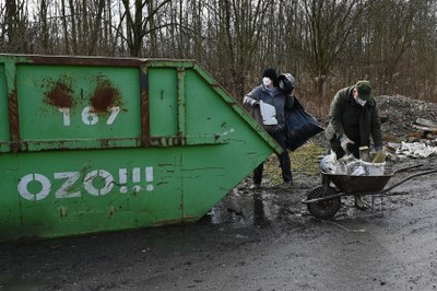 Úklid okolo rybníku na počest ředitele zoo Petra Čolase