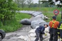 2010 - Provizorní protipovodňovou hráz začali hasiči stavět v pátek 14. června.