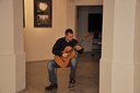 Kytarista na zahájení výstavy M. Urbánka 